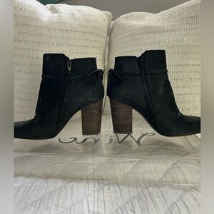 Gibson Latimer Black Ankle Boots with Chunky Heel